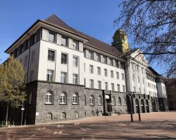 Fotograf: Seepe und Hund Architekten Stadthaus Fassade Von links und weiter weg