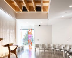 Objektname: Tagungsstaette Butenschoen-Haus (Sanierung, Um- und Neubau); Objekttyp: Tagungsstaette, Bildungszentrum, Tagungshotel, Gaestehaus; Nutzungseinheiten: Stammhaus, Gaestehaus, Kapelle, Tagungsraeume; Standort: Luitpoldstrasse 8, D-76829 Landau in der Pfalz; Fertigstellung: 2019; Bauherr u. Eigentuemer: Evangelische Kirche der Pfalz, D-67346 Speyer, www.evkirchepfalz.de; Nutzer: Protestantisches Bildungszentrum Butenschoen-Haus, Erziehungswissenschaftliches Fort- und Weiterbildungsinstitut, (www.efwi.de), Evangelische Kirche der Pfalz Protestantisches Predigerseminar, Institut für kirchliche Fortbildung (www.institut-kirchliche-fortbildung.de); Architekt HOAI Lph 1-8; Seepe und Hund Freie Architekten BDA, D-67069 Ludwigshafen, www.seepeundhund.de; Fotograf: Daniel Vieser Architekturfotografie Tagungsstätte Butenschoen-Haus in Landau/Pfalz Sitzungssaal