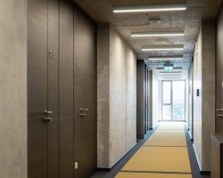 Objektname: Tagungsstaette Butenschoen-Haus (Sanierung, Um- und Neubau); Objekttyp: Tagungsstaette, Bildungszentrum, Tagungshotel, Gaestehaus; Nutzungseinheiten: Stammhaus, Gaestehaus, Kapelle, Tagungsraeume; Standort: Luitpoldstrasse 8, D-76829 Landau in der Pfalz; Fertigstellung: 2019; Bauherr u. Eigentuemer: Evangelische Kirche der Pfalz, D-67346 Speyer, www.evkirchepfalz.de; Nutzer: Protestantisches Bildungszentrum Butenschoen-Haus, Erziehungswissenschaftliches Fort- und Weiterbildungsinstitut, (www.efwi.de), Evangelische Kirche der Pfalz Protestantisches Predigerseminar, Institut für kirchliche Fortbildung (www.institut-kirchliche-fortbildung.de); Architekt HOAI Lph 1-8; Seepe und Hund Freie Architekten BDA, D-67069 Ludwigshafen, www.seepeundhund.de; Fotograf: Daniel Vieser Architekturfotografie Tagungsstätte Butenschoen-Haus in Landau/Pfalz Innenraum