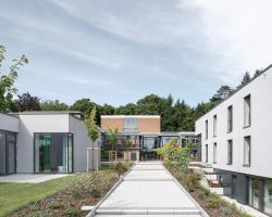 Objektname: Tagungsstaette Butenschoen-Haus (Sanierung, Um- und Neubau); Objekttyp: Tagungsstaette, Bildungszentrum, Tagungshotel, Gaestehaus; Nutzungseinheiten: Stammhaus, Gaestehaus, Kapelle, Tagungsraeume; Standort: Luitpoldstrasse 8, D-76829 Landau in der Pfalz; Fertigstellung: 2019; Bauherr u. Eigentuemer: Evangelische Kirche der Pfalz, D-67346 Speyer, www.evkirchepfalz.de; Nutzer: Protestantisches Bildungszentrum Butenschoen-Haus, Erziehungswissenschaftliches Fort- und Weiterbildungsinstitut, (www.efwi.de), Evangelische Kirche der Pfalz Protestantisches Predigerseminar, Institut für kirchliche Fortbildung (www.institut-kirchliche-fortbildung.de); Architekt HOAI Lph 1-8; Seepe und Hund Freie Architekten BDA, D-67069 Ludwigshafen, www.seepeundhund.de; Fotograf: Daniel Vieser Architekturfotografie Tagungsstätte Butenschoen-Haus in Landau/Pfalz Garten