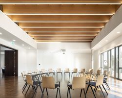 Objektname: Tagungsstaette Butenschoen-Haus (Sanierung, Um- und Neubau); Objekttyp: Tagungsstaette, Bildungszentrum, Tagungshotel, Gaestehaus; Nutzungseinheiten: Stammhaus, Gaestehaus, Kapelle, Tagungsraeume; Standort: Luitpoldstrasse 8, D-76829 Landau in der Pfalz; Fertigstellung: 2019; Bauherr u. Eigentuemer: Evangelische Kirche der Pfalz, D-67346 Speyer, www.evkirchepfalz.de; Nutzer: Protestantisches Bildungszentrum Butenschoen-Haus, Erziehungswissenschaftliches Fort- und Weiterbildungsinstitut, (www.efwi.de), Evangelische Kirche der Pfalz Protestantisches Predigerseminar, Institut für kirchliche Fortbildung (www.institut-kirchliche-fortbildung.de); Architekt HOAI Lph 1-8; Seepe und Hund Freie Architekten BDA, D-67069 Ludwigshafen, www.seepeundhund.de; Fotograf: Daniel Vieser Architekturfotografie Tagungsstätte Butenschoen-Haus in Landau/Pfalz Stuhlkreis