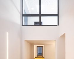 Objektname: Tagungsstaette Butenschoen-Haus (Sanierung, Um- und Neubau); Objekttyp: Tagungsstaette, Bildungszentrum, Tagungshotel, Gaestehaus; Nutzungseinheiten: Stammhaus, Gaestehaus, Kapelle, Tagungsraeume; Standort: Luitpoldstrasse 8, D-76829 Landau in der Pfalz; Fertigstellung: 2019; Bauherr u. Eigentuemer: Evangelische Kirche der Pfalz, D-67346 Speyer, www.evkirchepfalz.de; Nutzer: Protestantisches Bildungszentrum Butenschoen-Haus, Erziehungswissenschaftliches Fort- und Weiterbildungsinstitut, (www.efwi.de), Evangelische Kirche der Pfalz Protestantisches Predigerseminar, Institut für kirchliche Fortbildung (www.institut-kirchliche-fortbildung.de); Architekt HOAI Lph 1-8; Seepe und Hund Freie Architekten BDA, D-67069 Ludwigshafen, www.seepeundhund.de; Fotograf: Daniel Vieser Architekturfotografie Tagungsstätte Butenschoen-Haus in Landau/Pfalz Flur