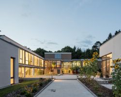 Objektname: Tagungsstaette Butenschoen-Haus (Sanierung, Um- und Neubau); Objekttyp: Tagungsstaette, Bildungszentrum, Tagungshotel, Gaestehaus; Nutzungseinheiten: Stammhaus, Gaestehaus, Kapelle, Tagungsraeume; Standort: Luitpoldstrasse 8, D-76829 Landau in der Pfalz; Fertigstellung: 2019; Bauherr u. Eigentuemer: Evangelische Kirche der Pfalz, D-67346 Speyer, www.evkirchepfalz.de; Nutzer: Protestantisches Bildungszentrum Butenschoen-Haus, Erziehungswissenschaftliches Fort- und Weiterbildungsinstitut, (www.efwi.de), Evangelische Kirche der Pfalz Protestantisches Predigerseminar, Institut für kirchliche Fortbildung (www.institut-kirchliche-fortbildung.de); Architekt HOAI Lph 1-8; Seepe und Hund Freie Architekten BDA, D-67069 Ludwigshafen, www.seepeundhund.de; Fotograf: Daniel Vieser Architekturfotografie Tagungsstätte Butenschoen-Haus in Landau/Pfalz mit Sonnenblume