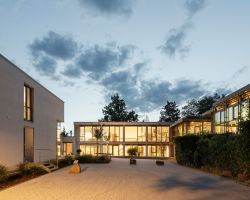 Objektname: Tagungsstaette Butenschoen-Haus (Sanierung, Um- und Neubau); Objekttyp: Tagungsstaette, Bildungszentrum, Tagungshotel, Gaestehaus; Nutzungseinheiten: Stammhaus, Gaestehaus, Kapelle, Tagungsraeume; Standort: Luitpoldstrasse 8, D-76829 Landau in der Pfalz; Fertigstellung: 2019; Bauherr u. Eigentuemer: Evangelische Kirche der Pfalz, D-67346 Speyer, www.evkirchepfalz.de; Nutzer: Protestantisches Bildungszentrum Butenschoen-Haus, Erziehungswissenschaftliches Fort- und Weiterbildungsinstitut, (www.efwi.de), Evangelische Kirche der Pfalz Protestantisches Predigerseminar, Institut für kirchliche Fortbildung (www.institut-kirchliche-fortbildung.de); Architekt HOAI Lph 1-8; Seepe und Hund Freie Architekten BDA, D-67069 Ludwigshafen, www.seepeundhund.de; Fotograf: Daniel Vieser Architekturfotografie Tagungsstätte Butenschoen-Haus in Landau/Pfalz Dämmerung