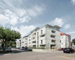 Objektname: Christian-Weiß-Siedlung, Bauteil 5; Objekttyp: Wohnbebauung, Mehrfamilienhäuser, Geschosswohnungsbau; Standort: Kurfürstenstraße, D-67061 Ludwigshafen; Fertigstellung: 2019; Bauherr u. Eigentümer: GAG Ludwigshafen AG, D-67061 Ludwigshafen, www.gag-ludwigshafen.de;
Architekt: Seepe und Hund Freie Architekten BDA, D-67069 Ludwigshafen, www.seepeundhund.de; Fotograf: Daniel Vieser Architekturfotografie Christian-Weiss-Siedlung