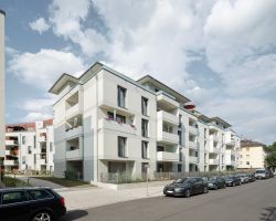 Objektname: Christian-Weiß-Siedlung, Bauteil 5; Objekttyp: Wohnbebauung, Mehrfamilienhäuser, Geschosswohnungsbau; Standort: Kurfürstenstraße, D-67061 Ludwigshafen; Fertigstellung: 2019; Bauherr u. Eigentümer: GAG Ludwigshafen AG, D-67061 Ludwigshafen, www.gag-ludwigshafen.de;
Architekt: Seepe und Hund Freie Architekten BDA, D-67069 Ludwigshafen, www.seepeundhund.de; Fotograf: Daniel Vieser Architekturfotografie Christian-Weiss-Siedlung
