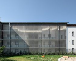 Objektname: Wohnbebauung Mundenheimer Kurve; Objekttyp: Mehrfamilienhaus; Standort: Mundenheimer Straße 51, D-67061 Ludwigshafen; Fertigstellung: Maerz 2018; Bauherr u. Eigentuemer: GAG Ludwigshafen AG, D-67061 Ludwigshafen,
www.gag-ludwigshafen.de; Architekt: Seepe und Hund Freie Architekten BDA, D-67069 Ludwigshafen, ww.seepeundhund.de; Fotograf: Daniel Vieser Architekturfotografie Wohnbebauung Mundenheimer Kurve in Ludwigshafen Rückseite