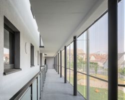 Objektname: Wohnbebauung Mundenheimer Kurve; Objekttyp: Mehrfamilienhaus; Standort: Mundenheimer Straße 51, D-67061 Ludwigshafen; Fertigstellung: Maerz 2018; Bauherr u. Eigentuemer: GAG Ludwigshafen AG, D-67061 Ludwigshafen,
www.gag-ludwigshafen.de; Architekt: Seepe und Hund Freie Architekten BDA, D-67069 Ludwigshafen, ww.seepeundhund.de; Fotograf: Daniel Vieser Architekturfotografie Veranda Wohnbebauung Mundenheimer Kurve in Ludwigshafen